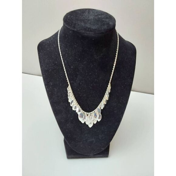 Avon Feathered Teardrop necklace Silver in color - Picture 1 of 5